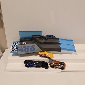 Disney Pixar Cars Florida 500 Racing Garage and Pull Back Car Set